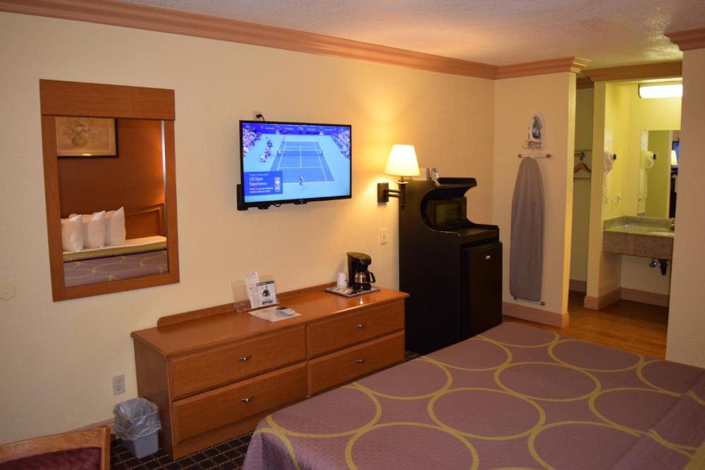 King Room - Non-Smoking interior